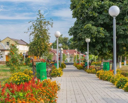 49070276-котельва-полтавская-область-украина-5-сентября-2015-красивое-место-для-отдыха-на-центральной Kotelva, Poltavskaya oblast, Ukraine - SEPTEMBER 05, 2015: Beautiful place for recreation in central square of the town waiting for visitors